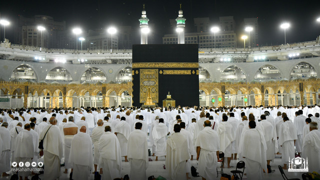 Jemaah umrah salat Subuh berjemaah di Masjidil Haram pada Minggu, (6/3/2022). Saf kembali rapat setelah Arab Saudi mencabut mayoritas pembatasan. Foto: gph.gov.sa