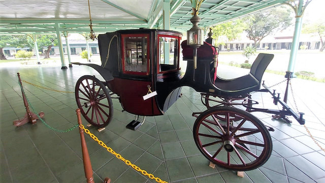 Kereta kencana milik KGPAA Mangkunegara VII yang dipamerkan di Pendapi Ageng Pura Mangkunegaran, Solo. FOTO: Fernando Fitusia