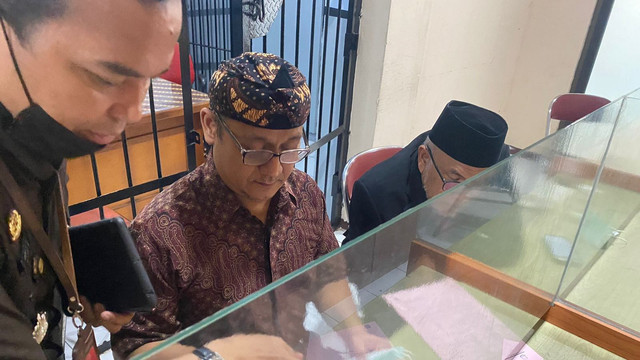 Tahap 2 Edy Muyadi oleh Kejaksaan terkait kasus 'Jin Buang Anak'. Foto: Kejaksaan Agung