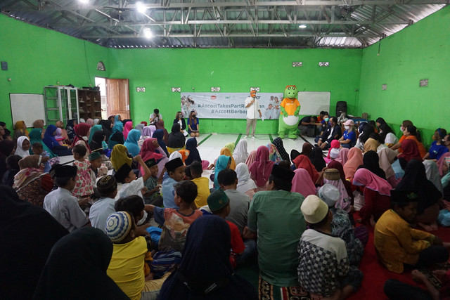 Anak-anak antusias mendengarkan acara 