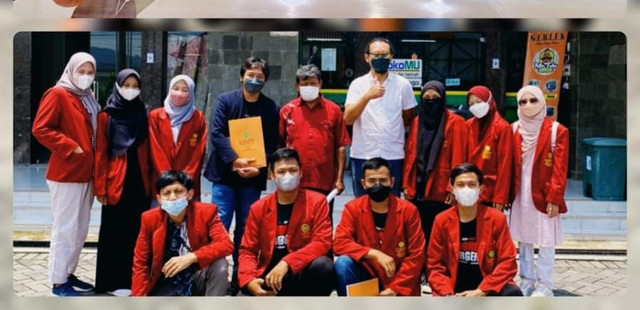 Foto bersama Bapak Juremi dan Dosen Pembimbing Lapangan setelah seremonial penerjunan. (Sumber : PDD KKN MH 005 UMY).