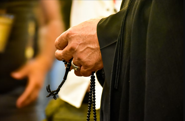 Ilustrasi laki-laki bersholawat mahalul qiyam simtudduror. Foto: Unsplash