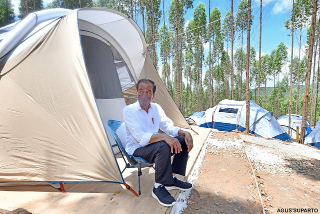 Jokowi di lokasi kemah di IKN. Foto: Agus Suparto/Presidential Palace