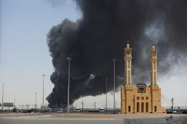 Asap mengepul dari fasilitas penyimpanan minyak Aramco setelah serangan di Jeddah, Arab Saudi. Foto: STR/REUTERS