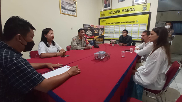 WNA yang melakukan aksi bugil di pohon sakral di Bali saat diperiksa di Polsek Marga, Tabanan - foto : PC KMHDI Tabanan