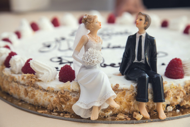 Foto figurin mempelai pria dan wanita diatas kue. Foto: Pexels/Splitshire.