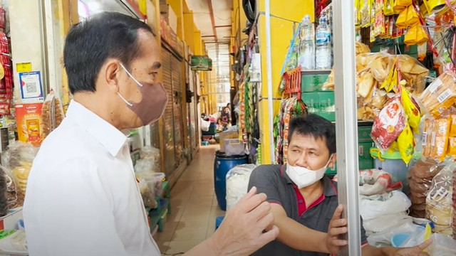 Presiden Jokowi sidak stok minyak goreng di Yogyakarta. Foto: Biro Pers Sekretariat Presiden