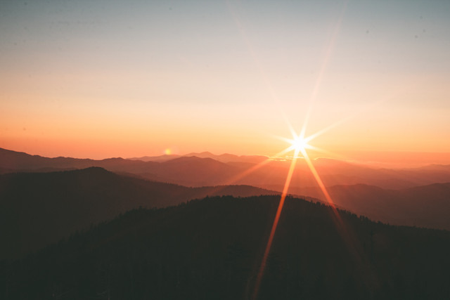 caption matahari. sumber foto : unsplash/Sunset at Clingmans Dome