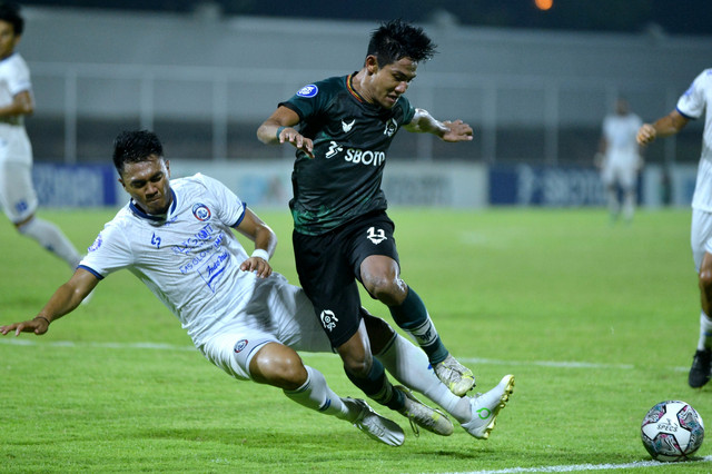 Pemain Arema FC Rizky Dwi Febrianto (kiri) beraksi dengan pemain Persikabo 1973 Firza Andika saat pertandingan Liga 1 di Stadion Kompyang Sujana, Denpasar, Bali, Kamis (24/3/2022). Foto: Fikri Yusuf/ANTARA FOTO