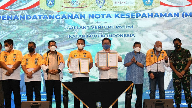 Penandatanganan nota kesepahaman pembangunan sirkuit tersebut di hotel Nirwana Gardens, Lagoi, Bintan, Kamis (17/3). Foto: Istimewa.