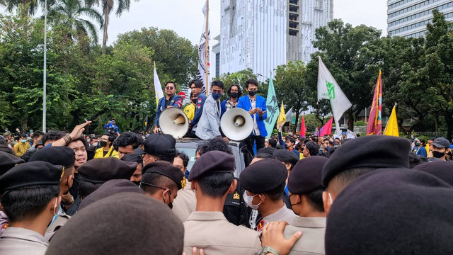 Massa mahasiswa bernegosiasi dengan polisi menuju Patung Kuda, Jakarta pada Kamis (21/4). Foto: Farusma Okta Verdian/kumparan