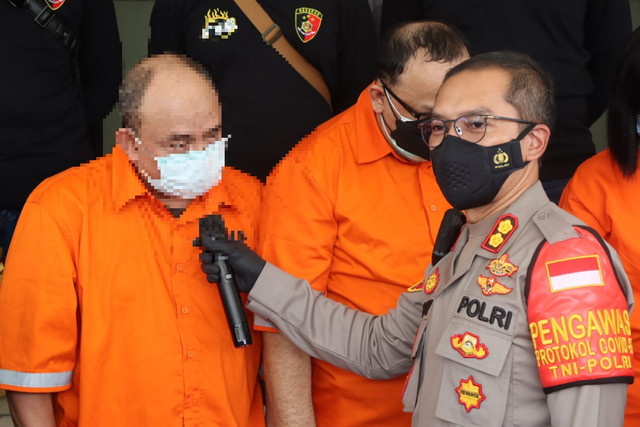 Polisi saat menunjukkan pelaku gendam di Bali - IST