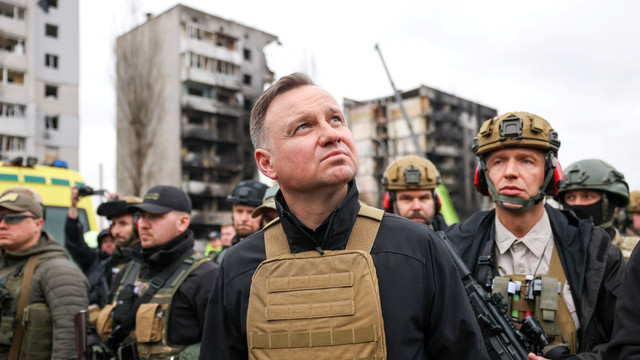Presiden Polandia Andrzej Duda ke kota Borodianka di Kiev, Ukraina, Rabu (13/4/2022). Foto: Polish Presidency/Handout via REUTERS