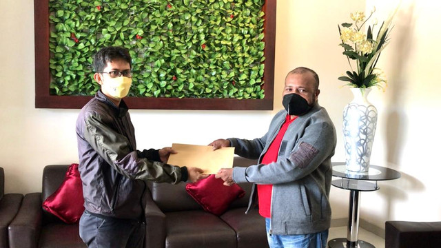 Ketua PWI Papua Barat, Bustam (kiri) saat menyerahkan SK Ketua Carateker PWI Kabupaten Kaimana, kepada Yacobus Onweng (kanan).