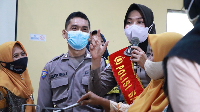 Bangkitkan UMKM di era pandemi, Bhabinkamtibmas dan Polisi Bawang Polres Nganjuk berikan pelatihan pemasaran digital. Foto: Polres Nganjuk