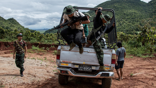 Anggota Pasukan Pertahanan Kebangsaan Karenni (KNDF) dan Tentara Kareni (KA) di sebuah pos pemeriksaan dekat Demoso, di negara bagian Kayah timur Myanmar. Foto: STR/AFP
