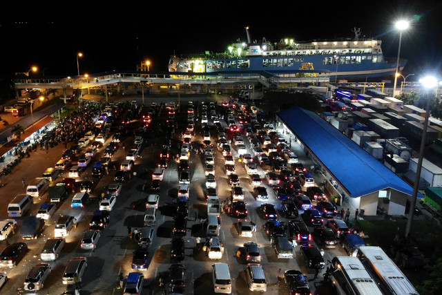 Sejumlah kendaraan pemudik antre untuk naik ke KMP Virgo 18 di dermaga 3 Pelabuhan Bakauheni, Lampung Selatan, Lampung, Jumat (6/5/2022). Foto: Ardiansyah/ANTARA FOTO
