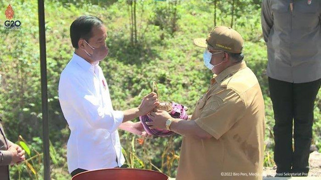 Gubernur Sultra, H Ali Mazi saat menyerahkan tanah dan air dari dua daerah di sultra. Foto: Biro Pers Instana. 
