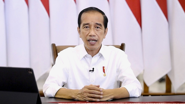 Presiden Joko Widodo menyampaikan keterangan terkait cuti bersama Idul Fitri 1443 Hijriah di Istana Bogor, Jawa Barat, Rabu (6/4/2022). Foto: BPMI