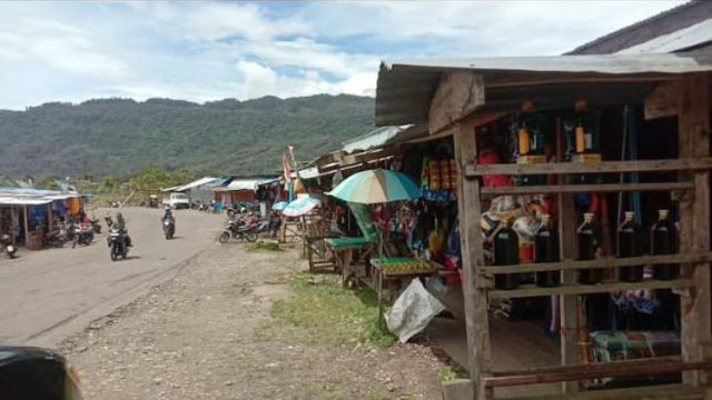 Pusat keramaian dengan sejumlah kios yang berjajar di Oksibil, Kabupaten Pegunungan Bintang, Papua. (BumiPapua.com/Abdel Syah)