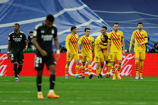 Selebrasi pemain FC Barcelona usai mencetak gol ke gawang Real Madrid pada pertandingan lanjutan Liga Spanyol di Santiago Bernabeu, Madrid, Spanyol. Foto: Susana Vera/REUTERS