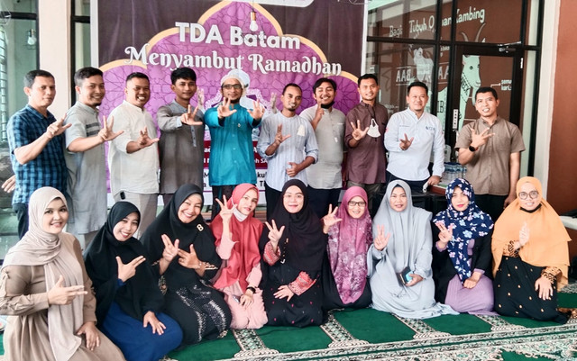 Anggota TDA Batam usai mengikuti pengajian dengan Ustad Sayyid Ahmad Hasyim bi Abdullah Shahab. dok