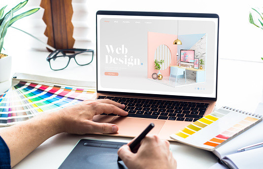 Ilustrasi mendesain web dengan kode warna. Foto: Unsplash.com
