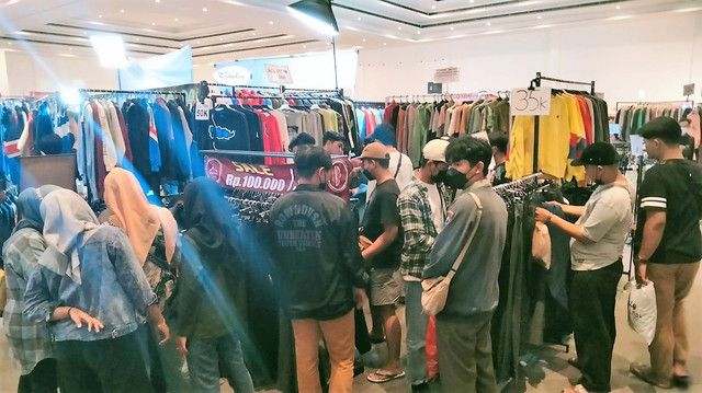 Ilustrasi thrifting di Convention Hall Terminal Tirtonadi, Solo. FOTO: Agung Santoso