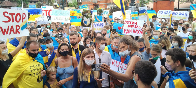 Aksi warga Ukraina di Kantor Konsul Kehormatan Ukraina di Bali - KAD