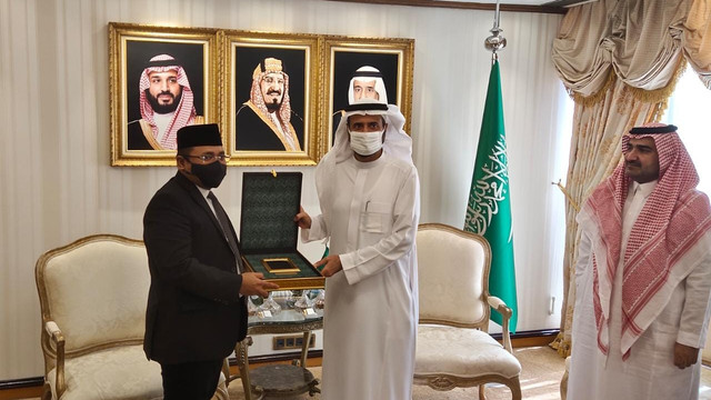 Menteri Agama Yaqut Cholil Qoumas bertemu dengan Menteri Haji dan Umrah Arab Saudi Tawfiq F. Al-Rabiah di Jeddah, Arab Saudi, Minggu (20/3/2022). Foto: Kemenag RI