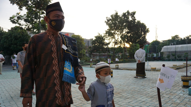 Ilustrasi salat Id atau Salat Idul Fitri di masjid atau lapangan. Foto: Irham Ghani Rizki/Shutterstock
