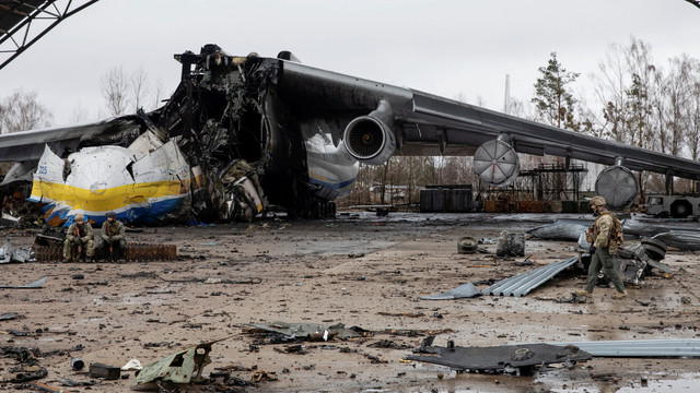 Pesawat kargo Antonov An-225 Mriya, pesawat terbesar di dunia yang dihancurkan oleh pasukan Rusia, terlihat di sebuah lapangan terbang di pemukiman Hostomel, di wilayah Kyiv, Ukraina Sabtu (2/4/2022). Foto: Mikhail Palinchak/REUTERS