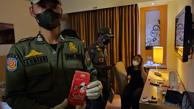Penggerebekan terduga pelaku Open BO yang kini merambah di hotel-hotel Kota Malang oleh Satpol PP yang berhasil mengamankan empat pasangan bukan suami istri, pada Kamis (14/4/2022). Foto: Satpol PP Kota Malang