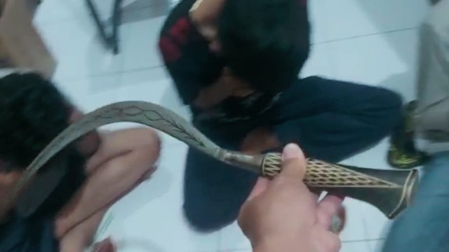 Barang bukti senjata tajam celurit yang digunakan para pelaku menganiaya korban hingga meninggal dunia