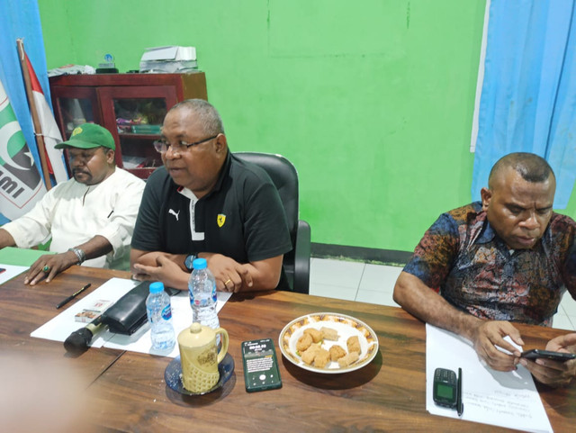 Pembina Yayasan Tipari, Samsudin Anggiluli (tengah)