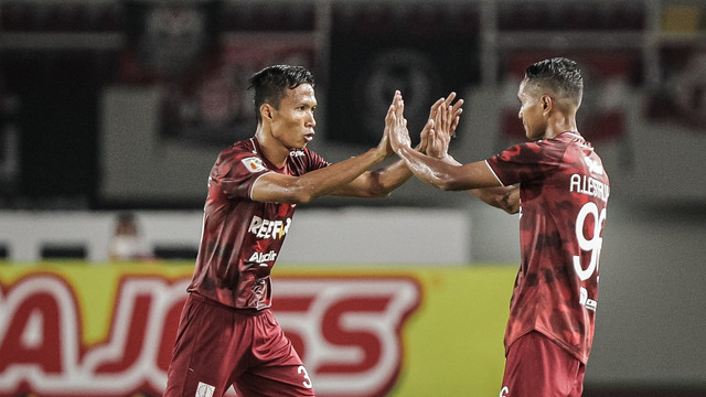 Eky Taufik & Abduh Lestaluhu bermain untuk Persis Solo. Foto: Twitter/@persisofficial