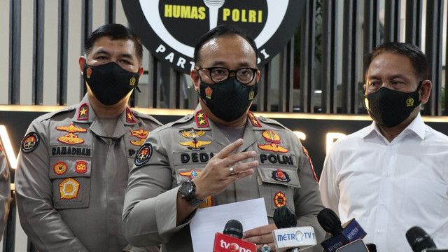 Kadiv Humas Polri Irjen Pol Dedi Prasetyo saat memberi penjelasan soal kasus Nurhayati di Mabes Polri, Jaksel. Foto: Polri