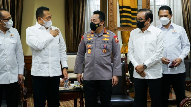 Ketua MPR RI sekaligus Kepala Badan Hubungan Penegakan Hukum, Keamanan, dan Pertahanan KADIN Indonesia Bambang Soesatyo bertemu Kapolri Jenderal Listyo Sigit Prabowo di Mabes Polri, Selasa (8/3). Foto: Dok. Istimewa