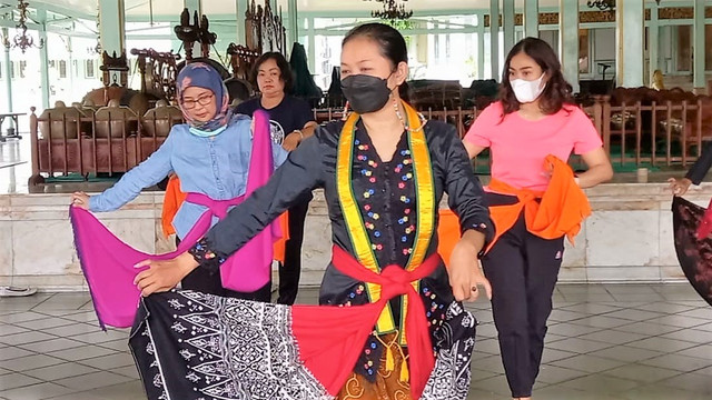 Pengunjung Pura Mangkunegaran berlatih menari di Pendapi Ageng Pura Mangkunegaran, Solo. FOTO: Fernando Fitusia 
