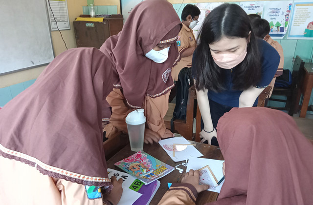 Mahasiswa UK Petra saat mengajar matematika di SDNurul Huda Surabaya, Sabtu (19/3). Foto-foto: Masruroh/Basra