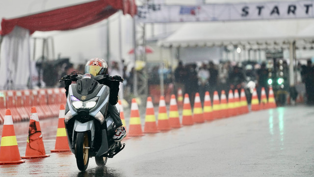 Peserta memacu sepeda motornya dalam ajang Street Race Polda Metro Jaya di kawasan BSD Serpong, Tangerang, Banten, Jumat (22/4/2022). Foto: Dok. Pertamina Fastron Enduro