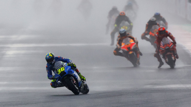 Joan Mir beraksi selama balapan MotoGP di Sirkuit Internasional Mandalika, Minggu (20/3/2022). Foto: Willy Kurniawan/Reuters