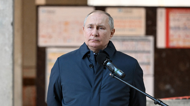 Presiden Rusia Vladimir Putin mengunjungi lokasi pembangunan Badan Antariksa Nasional di lokasi Pusat Penelitian dan Produksi Negara Khrunichev, di Moskow, Rusia, Minggu (27/2/2022). Foto: Sputnik/Sergey Guneev/Kremlin melalui REUTERS