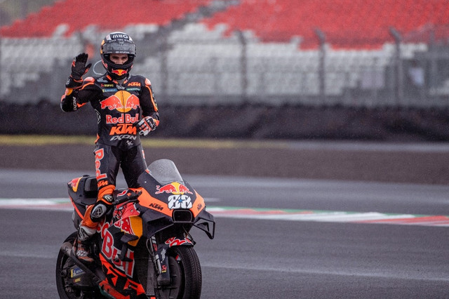Pembalap Red Bull KTM Factory Racing Miguel Oliveira berpose saat ajang balap MotoGP Indonesia di Sirkuit Mandalika, Lombok, Nusa Tenggara Barat pada Minggu (20/3/2022).
 Foto: Bay Ismoyo/AFP