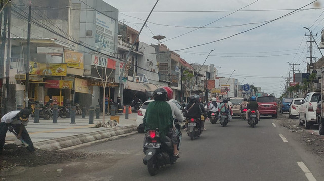 Proyek City Walk Jalan Ahmad Yani atau disebut Malioboro-nya Tegal belum juga rampung.
