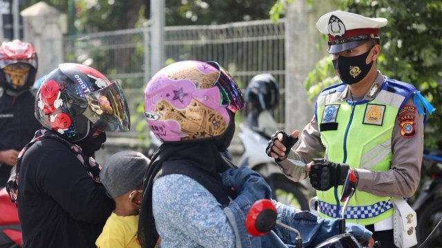 Polisi memeriksa kelengkapan surat berkendara saat razia kendaraan bermotor di Banda Aceh, Selasa (27/10/2020). Foto: Suparta/acehkini