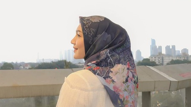 Padu padan hijab segi empat motif. Foto: Instagram.com/melodyprima