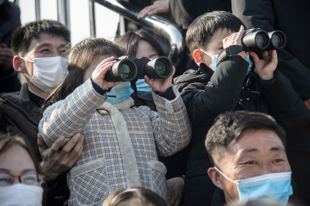 Sejumlah penonton menyaksikan Pertandingan Horse Riding Games 2022 di Klub Berkuda Mirim di Pyongyang, Korea Utara pada Selasa (8/3/2022).
 Foto: Kim Won Jin/AFP