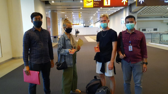 Dua warga Rusia saat didepotasi dari Bandara Ngurah Rai Bali - foto: Kanwil Kemenkumham Bali