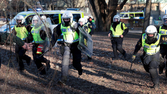 Polisi berusaha membubarkan demonstran yang menentang politisi anti-Muslim Denmark Rasmus Paludan dan partai Stram Kurs-nya, di taman Sveaparken di Orebro, Swedia, Jumat (15/4/2022). Foto: Kicki Nilsson/ TT News Agency/via Reuters